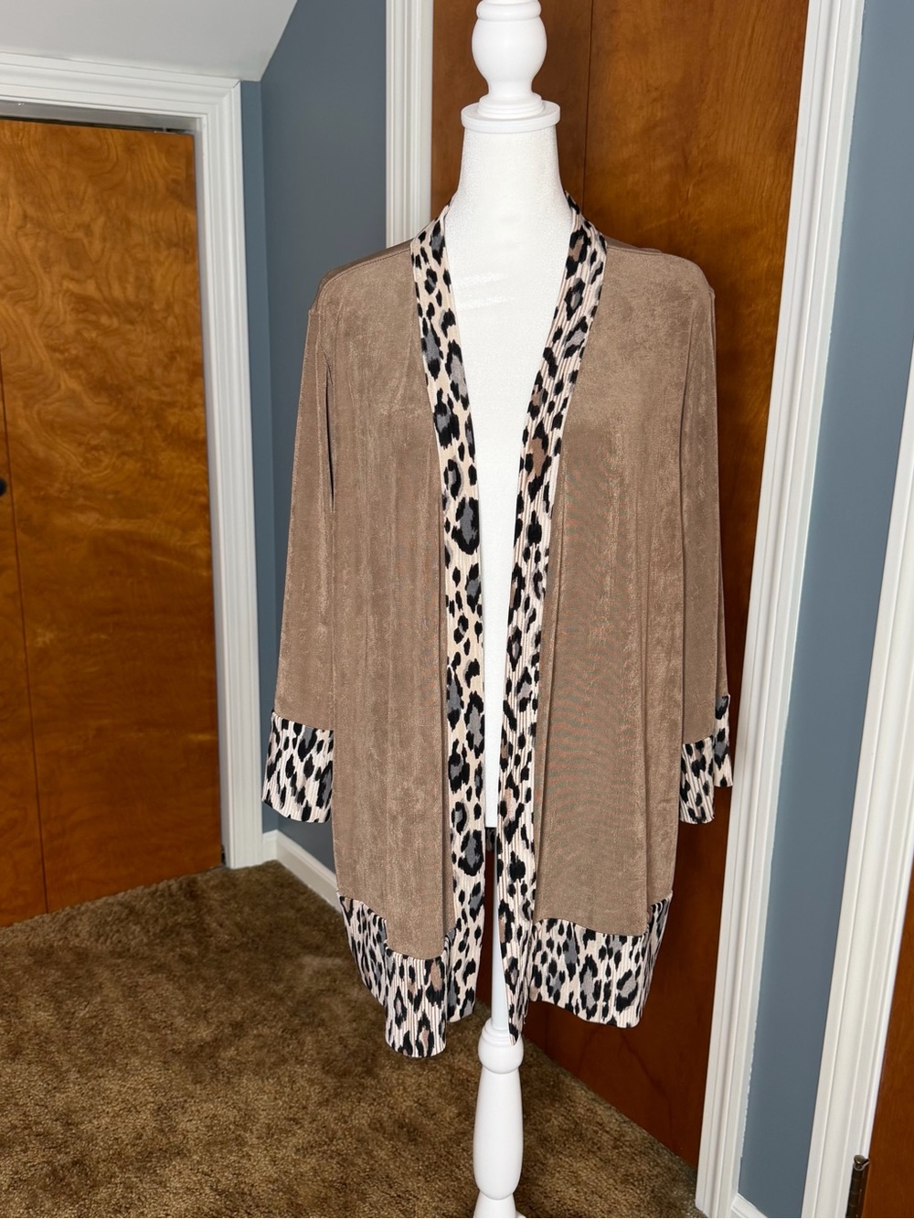 Traveler’s By Chico’s Taupe Leopard-Trim Open Cardigan. Size 16/18(3). NWT.